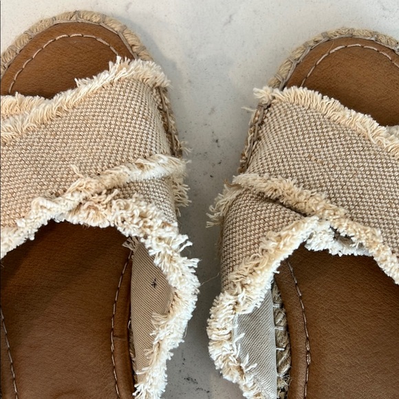 Like New - Steve Madden Women's Zelina Slide Sandals, Natural, 7 - Picture 4 of 16